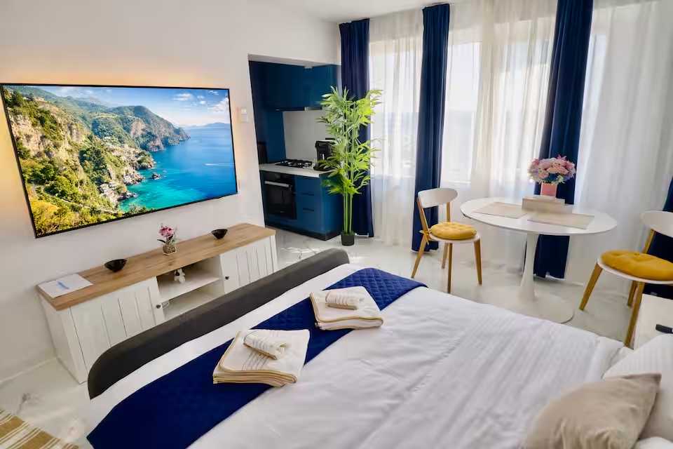 Una camera con letto, TV a schermo piatto e finestra — monolocale a Pitesti