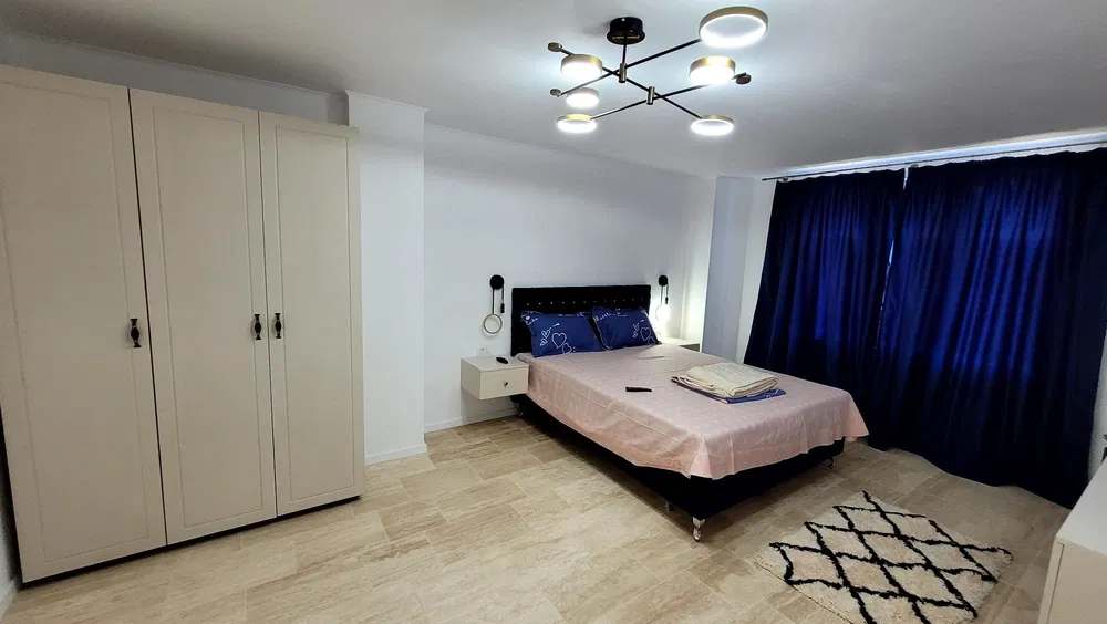 Una camera con letto e una finestra