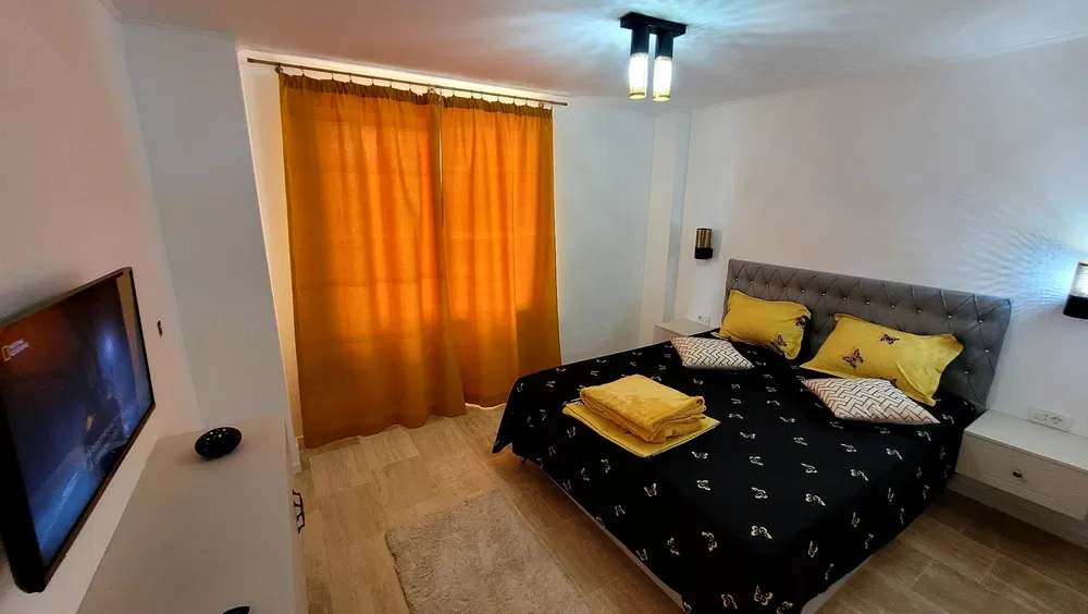 Una camera con letto e una finestra