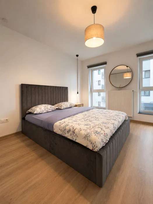Una camera con letto e finestra — appartamento a Brașov