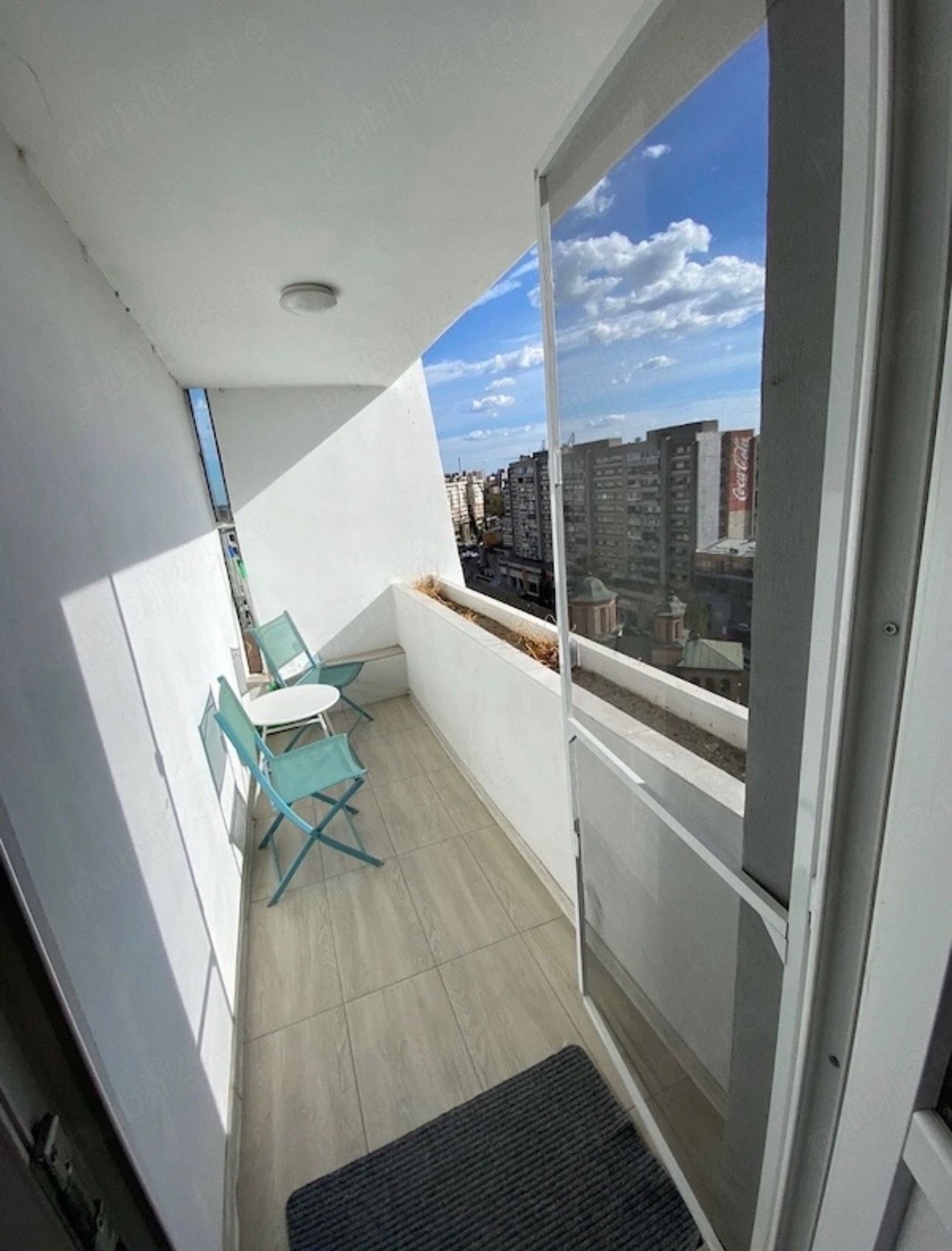 Una piccola stanza con una sedia e una finestra — monolocale a Pitești