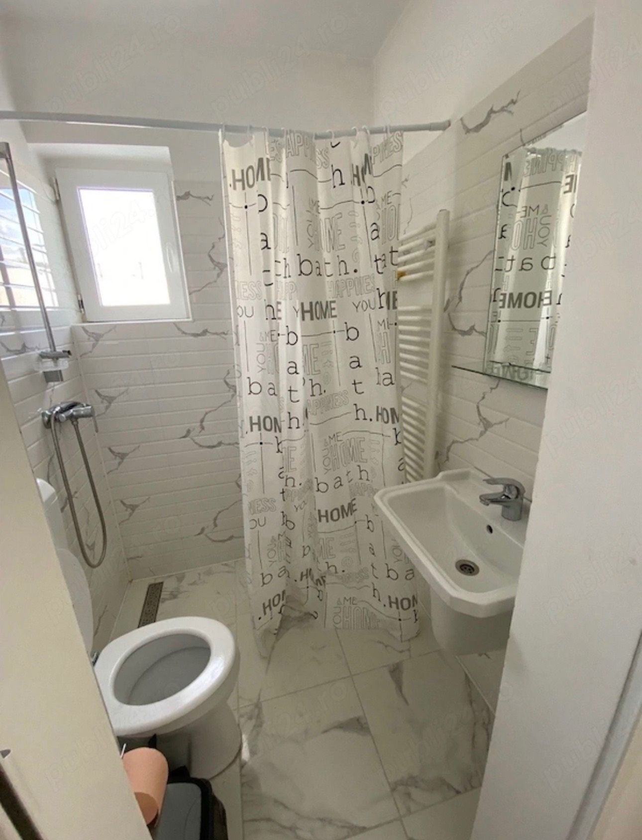 Un piccolo bagno con WC e lavandino — monolocale a Pitești