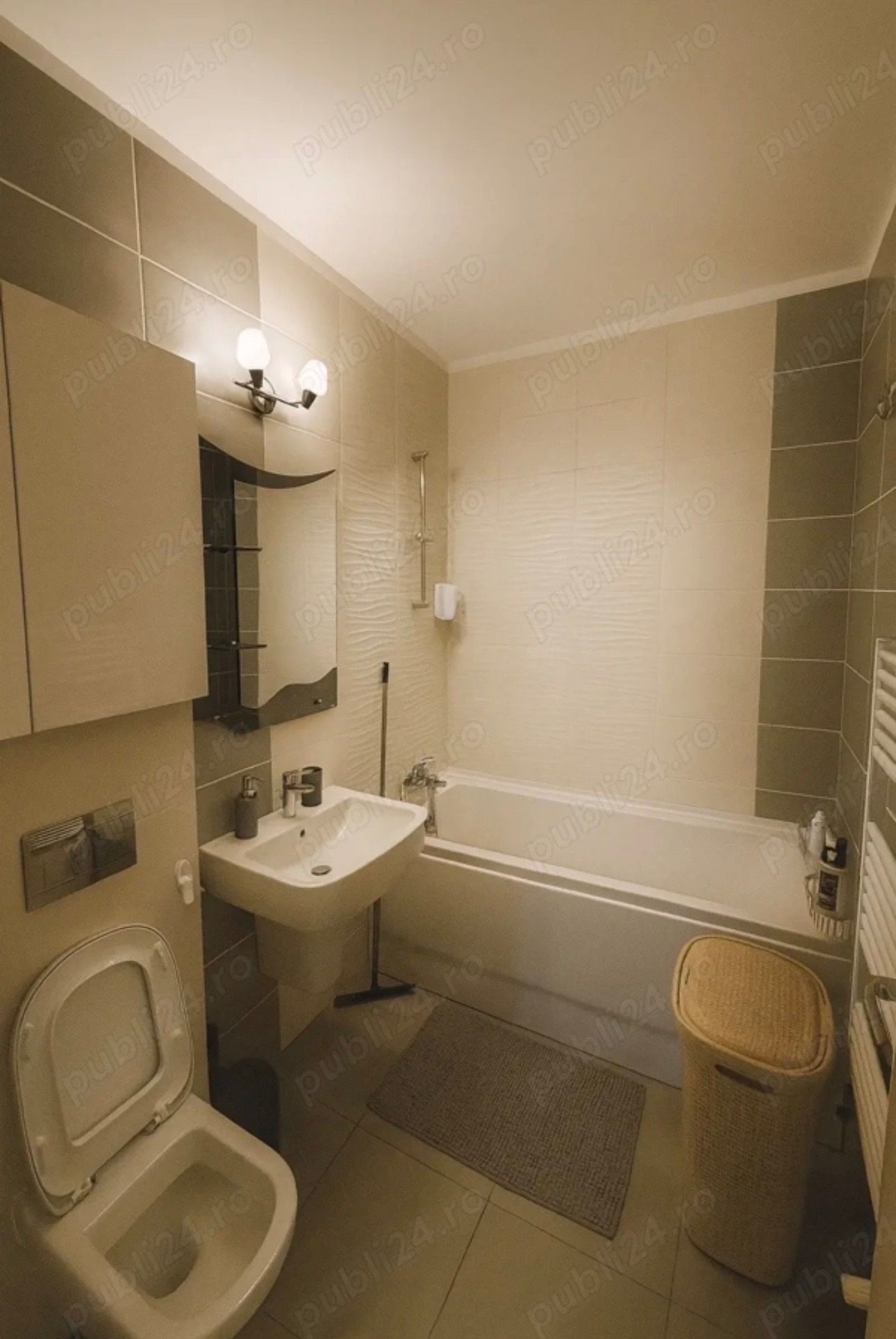 Un bagno con lavanderia, specchio e bagno