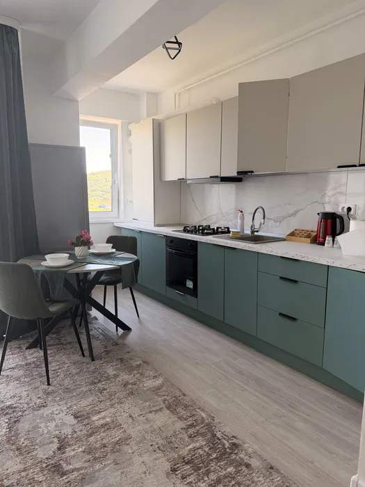 Una cucina piccola, pulita e ben organizzata con una finestra