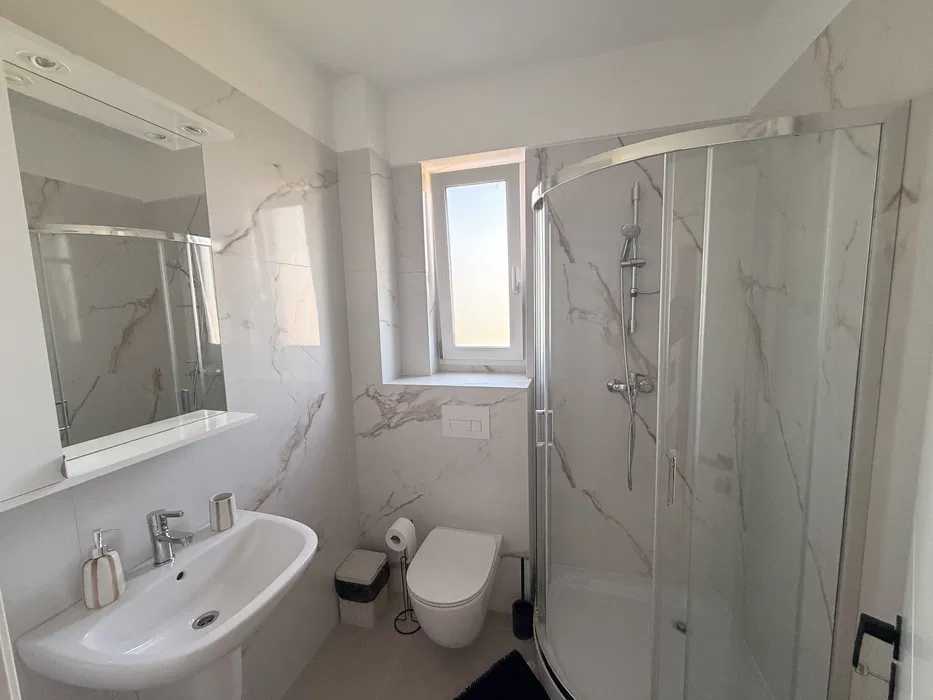 Un bagno con bagno, lavanderia e doccia