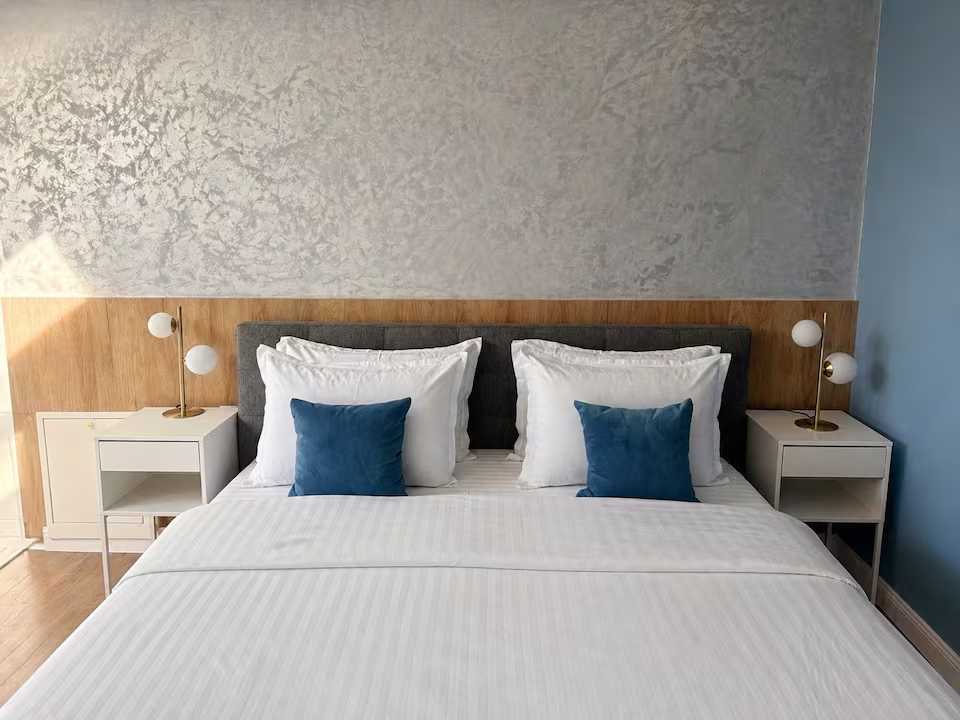 Una camera con un letto e una lampada — appartamento a Oradea