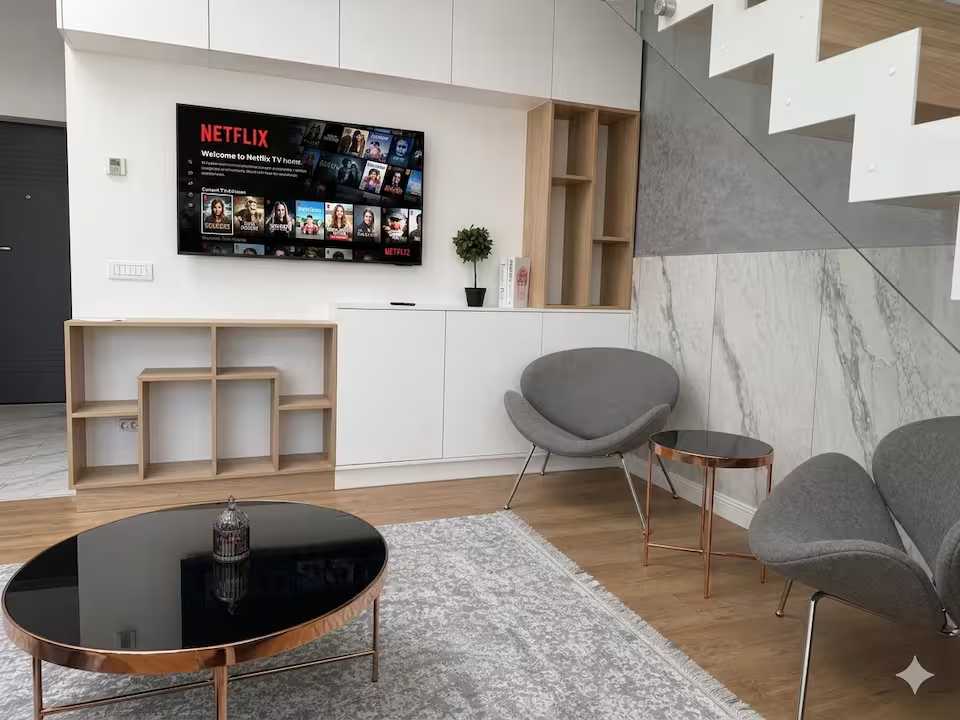 Un soggiorno con TV a schermo piatto e finestra — appartamento a Oradea