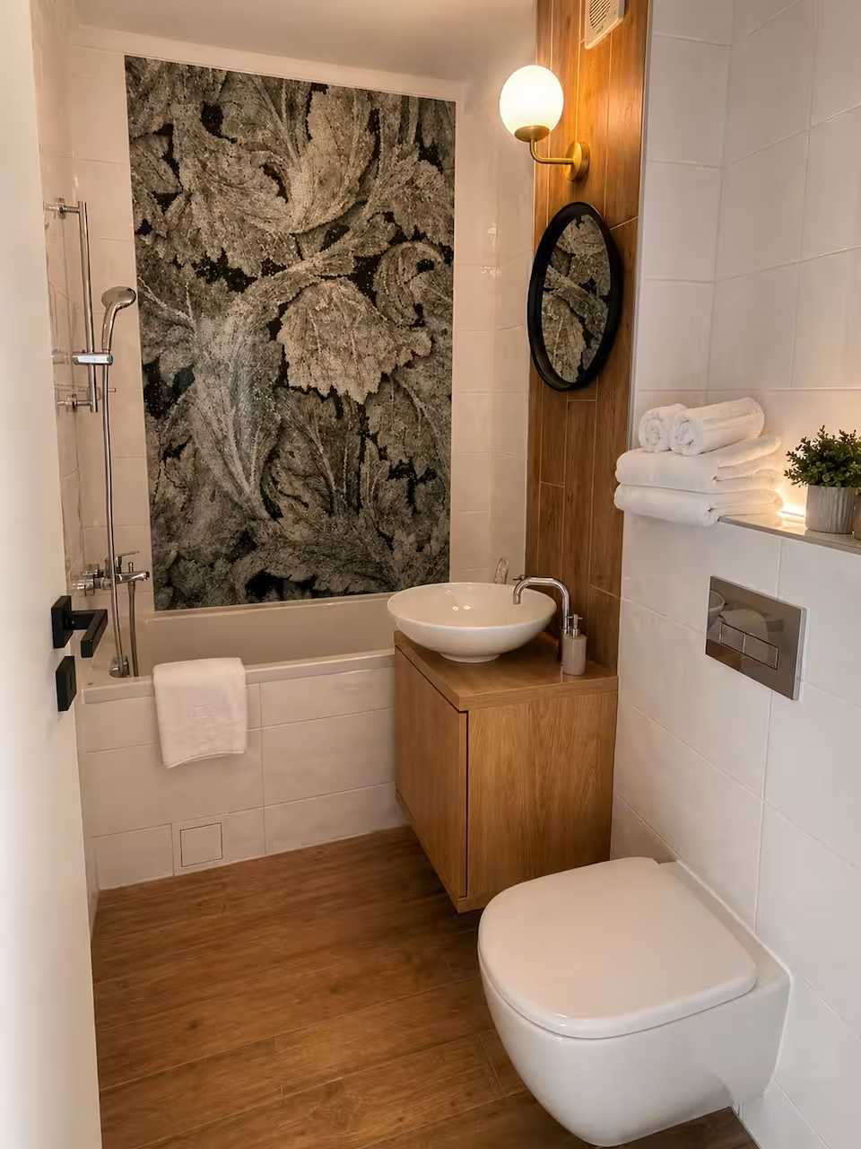 Un bagno con water, lavandino e doccia — appartamento a Oradea