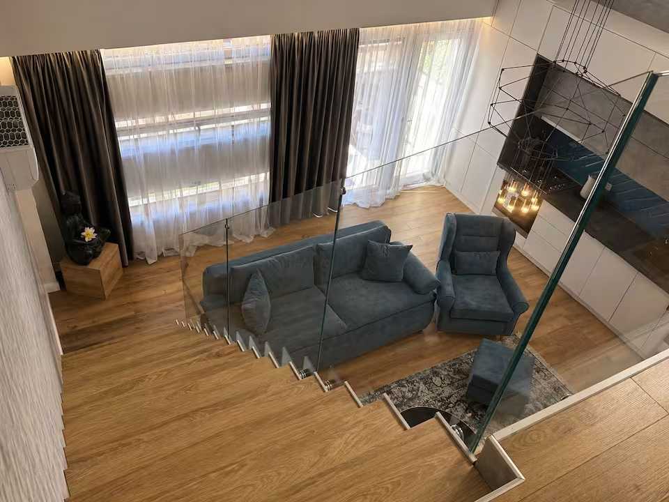 Un soggiorno con divano e una sedia — appartamento a Oradea