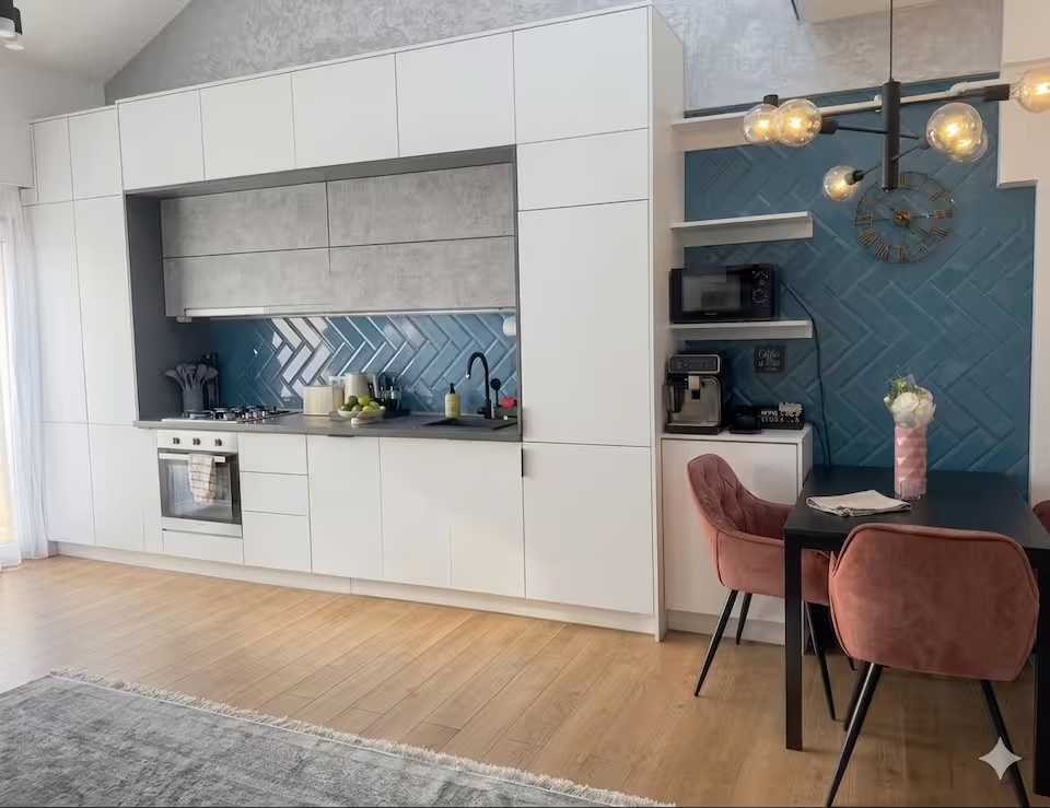 Una cucina con tavolo e sedie — appartamento a Oradea