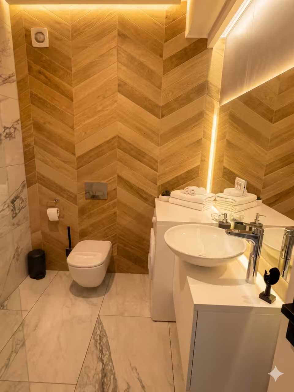 Un bagno con WC, lavandino e specchio — appartamento a Oradea