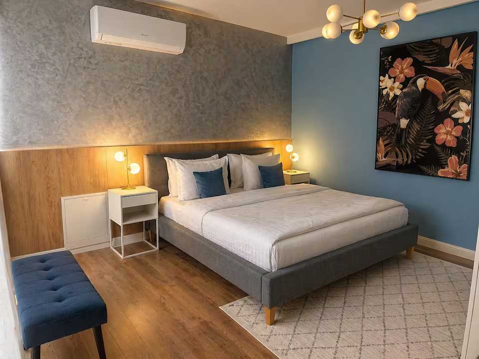 Una camera con letto e finestra — appartamento a Oradea