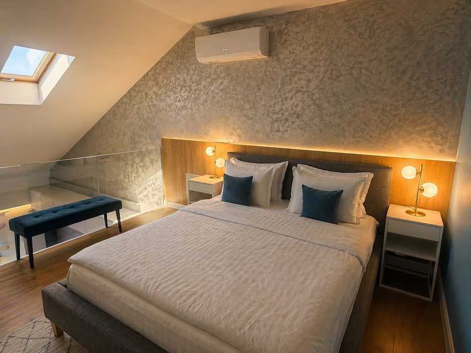 Una camera con letto e finestra — appartamento a Oradea