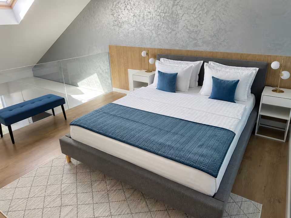 Una camera con letto e finestra — appartamento a Oradea