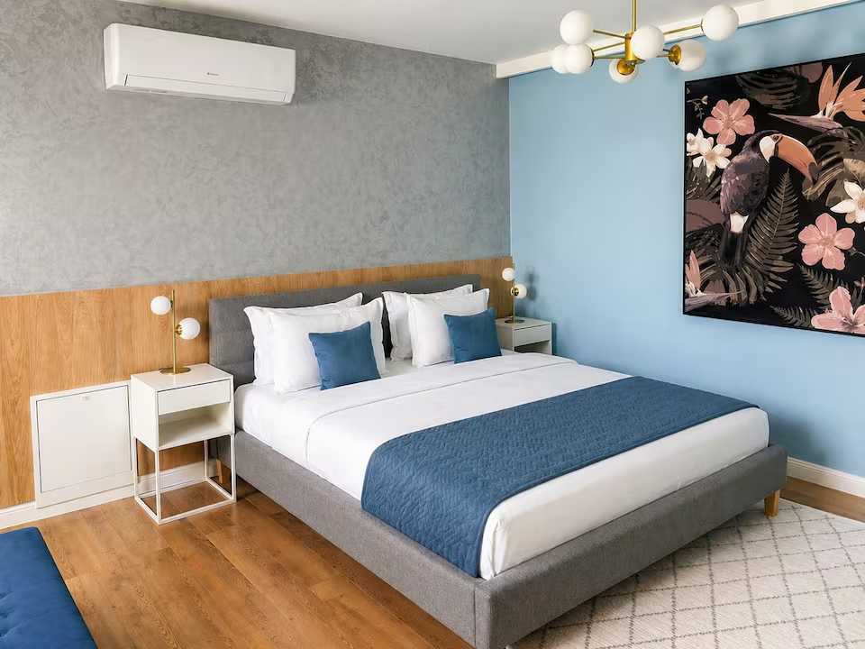 Una camera con letto e finestra — appartamento a Oradea