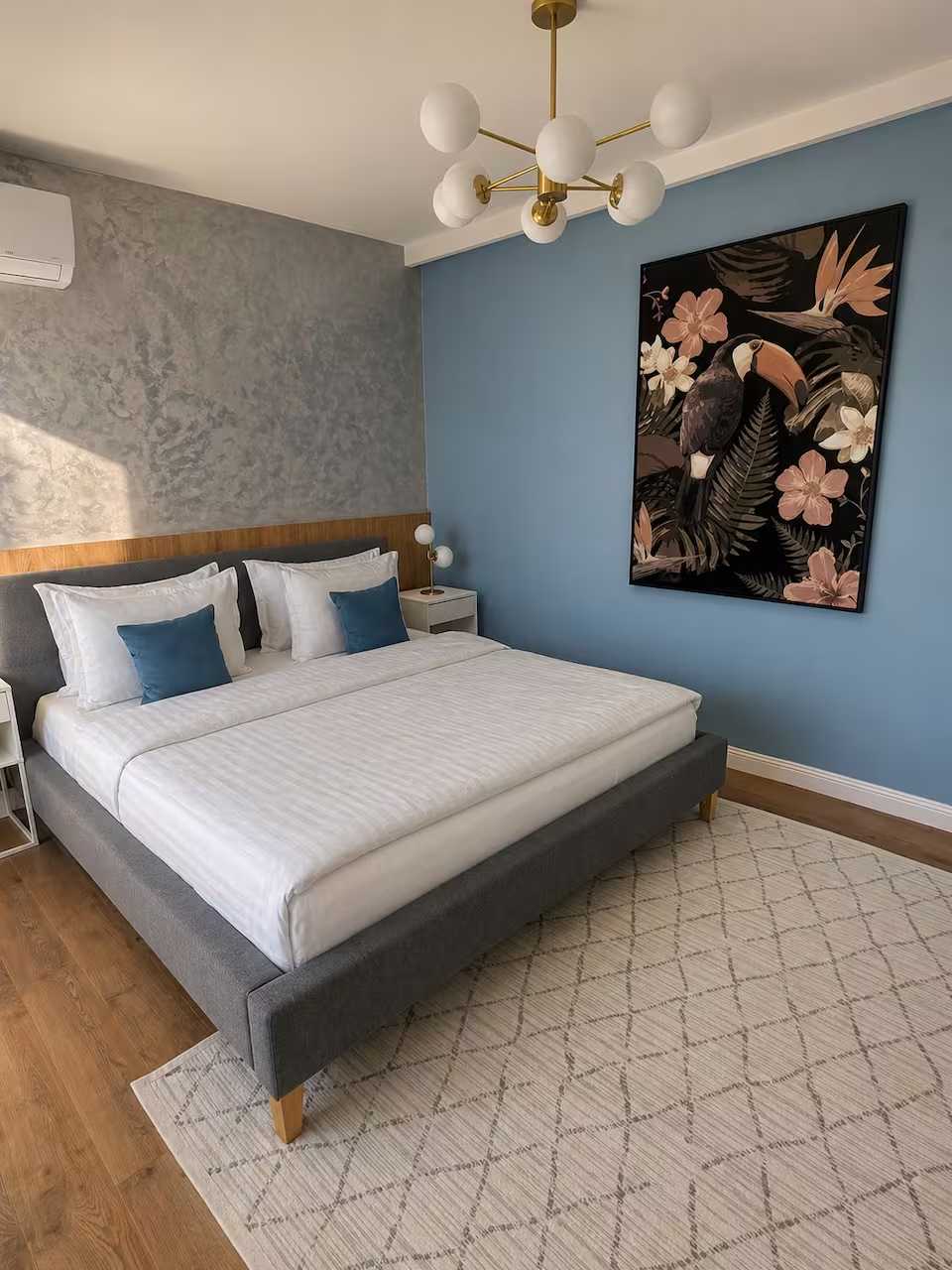 Una camera con letto e finestra — appartamento a Oradea