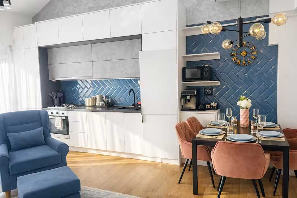 Una cucina con tavolo e sedie — appartamento a Oradea