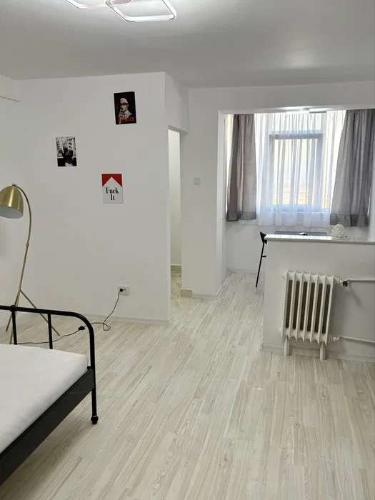 Una camera con letto e una finestra
