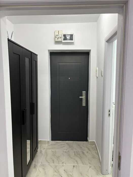 Una stanza buia con una porta e una finestra