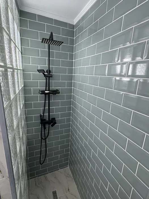 Un bagno con doccia e finestra