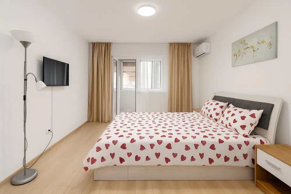 Una camera con letto e una finestra