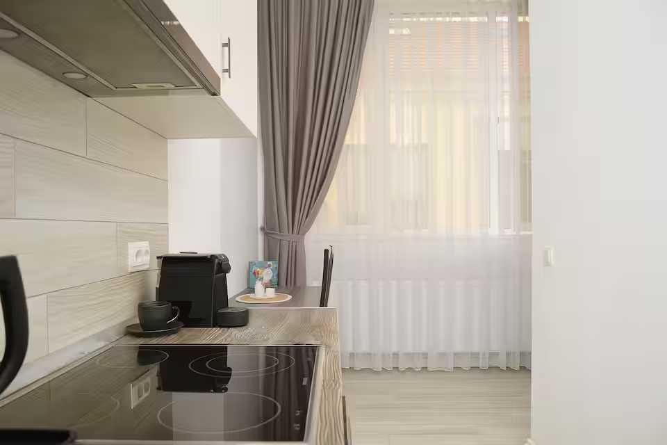 Una cucina con un forno e una finestra — monolocale a Oradea