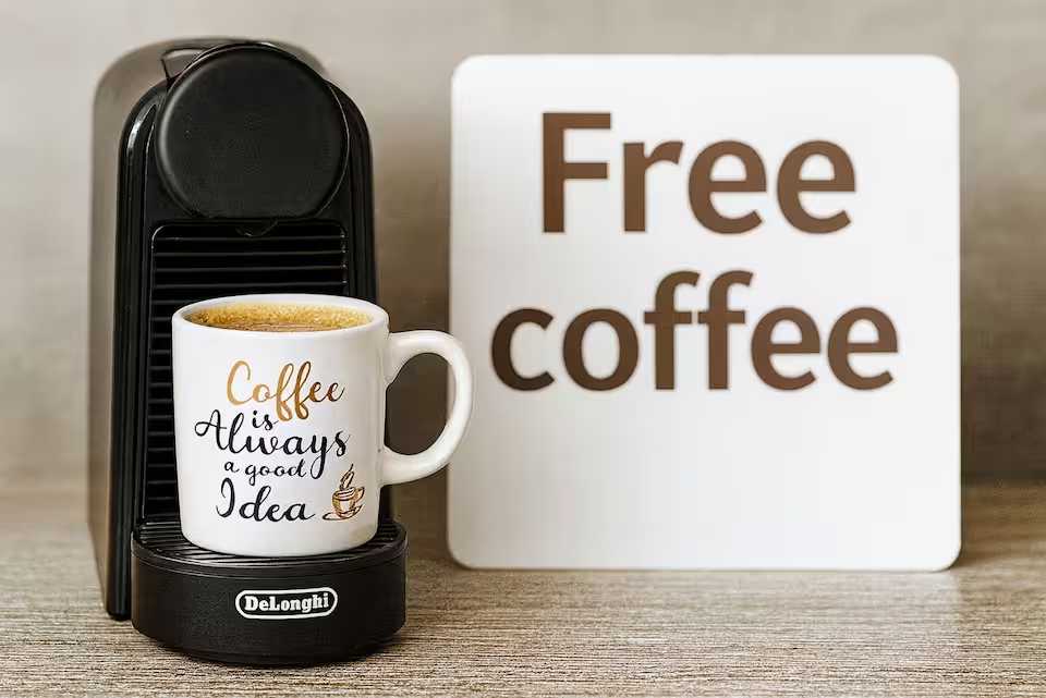 Un caffè nero con una tazza di caffè bianca che dice "sempre una buona idea" su di essa — monolocale a Oradea