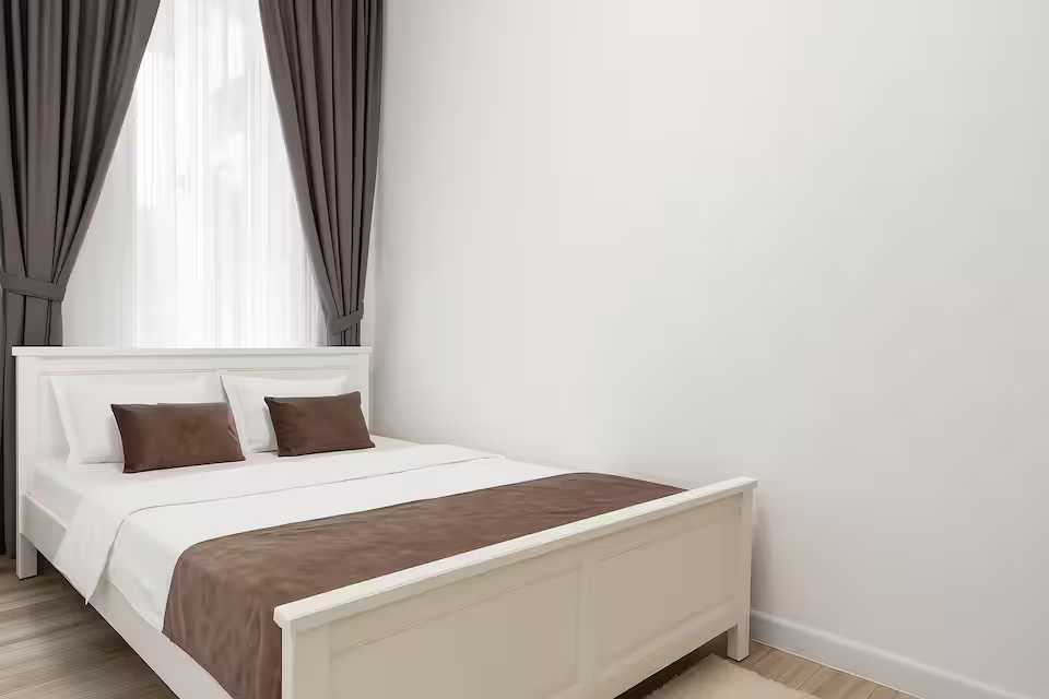 Una camera con letto bianco e finestra — monolocale a Oradea