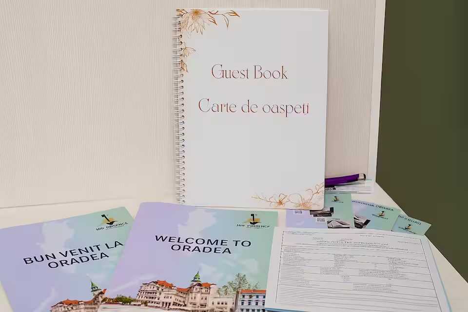 Un libro degli ospiti per un hotel — monolocale a Oradea