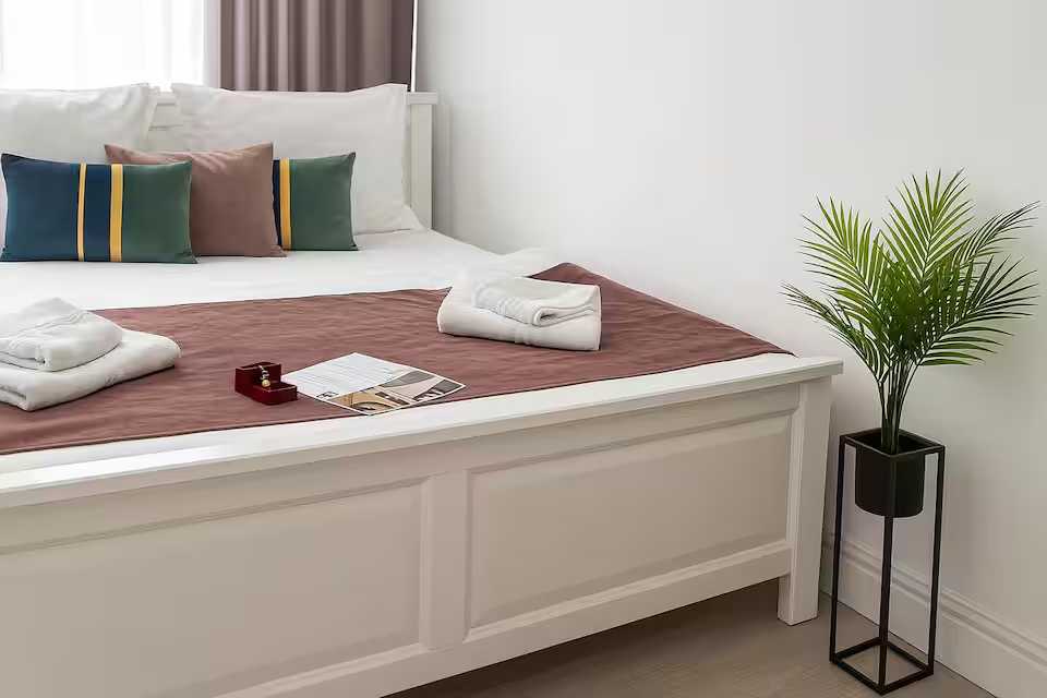 Una camera con letto e finestra — monolocale a Oradea