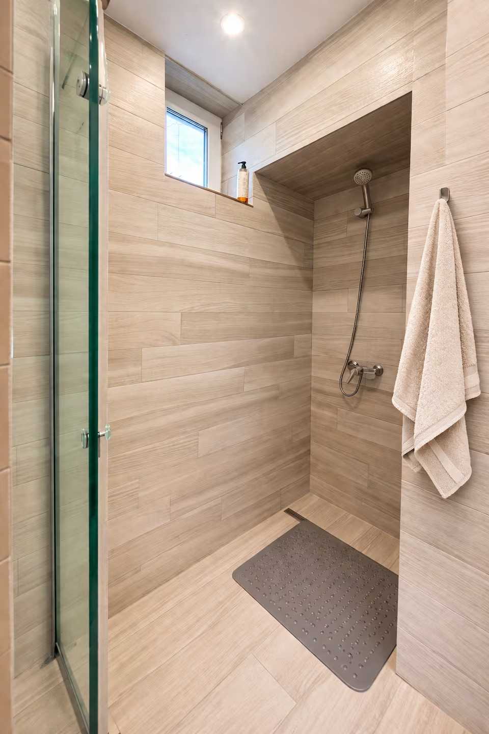 Un bagno con doccia e finestra — monolocale a Oradea