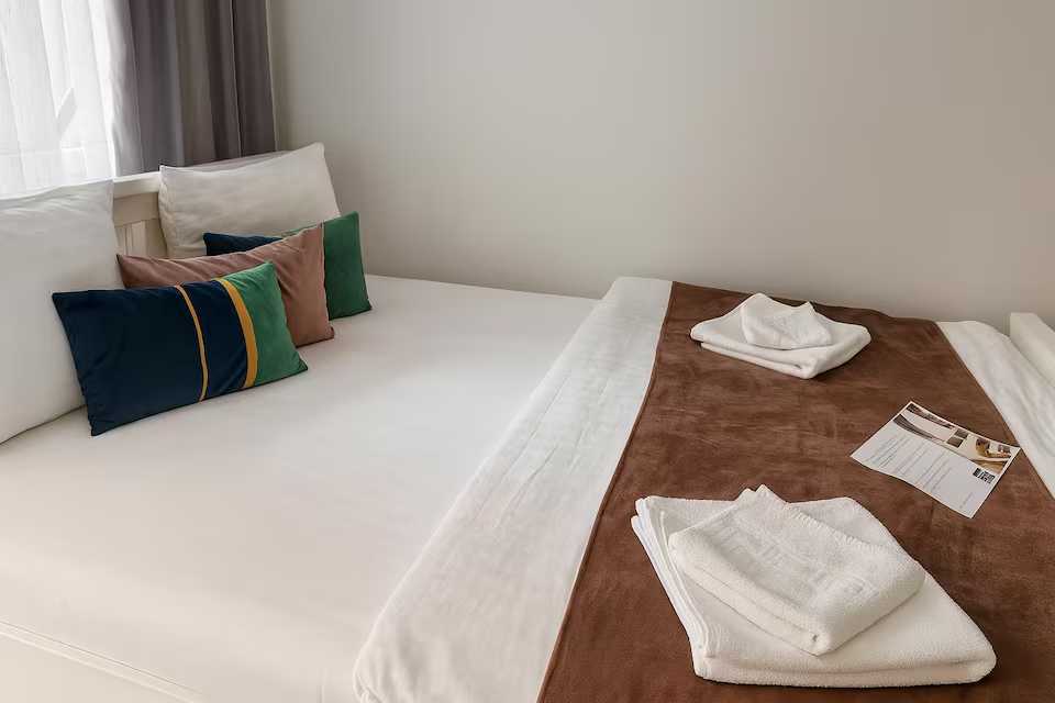 Una camera con letto e finestra — monolocale a Oradea