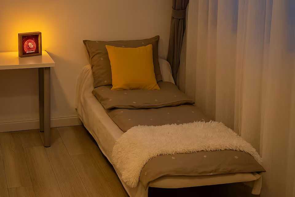 Una camera con letto e finestra — monolocale a Oradea
