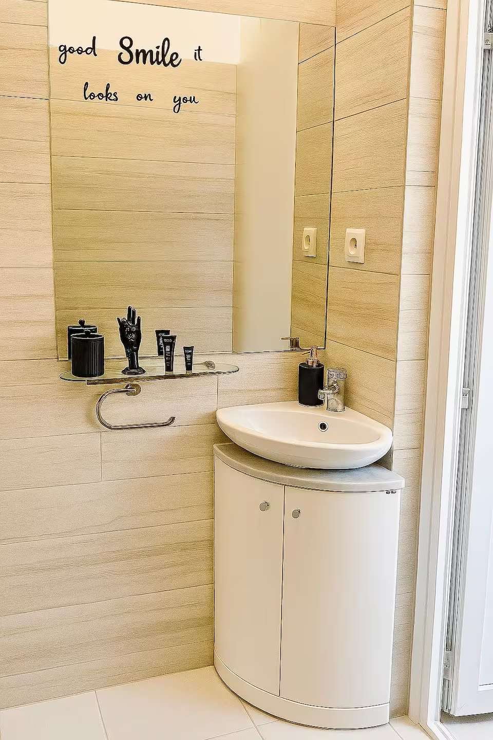 Un bagno con lavandino e specchio — monolocale a Oradea