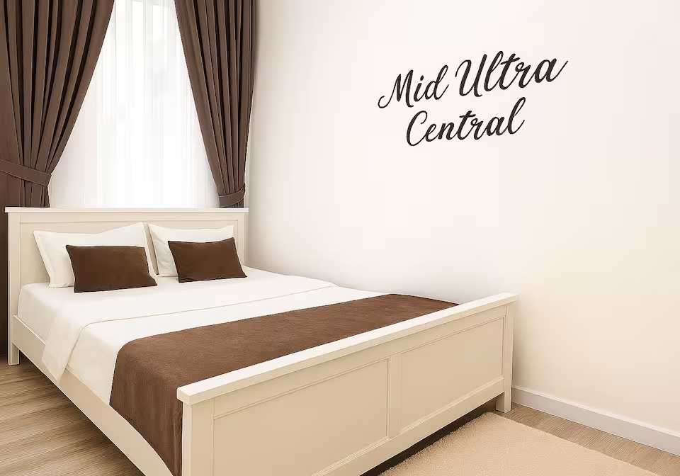 Una camera con letto e finestra — monolocale a Oradea