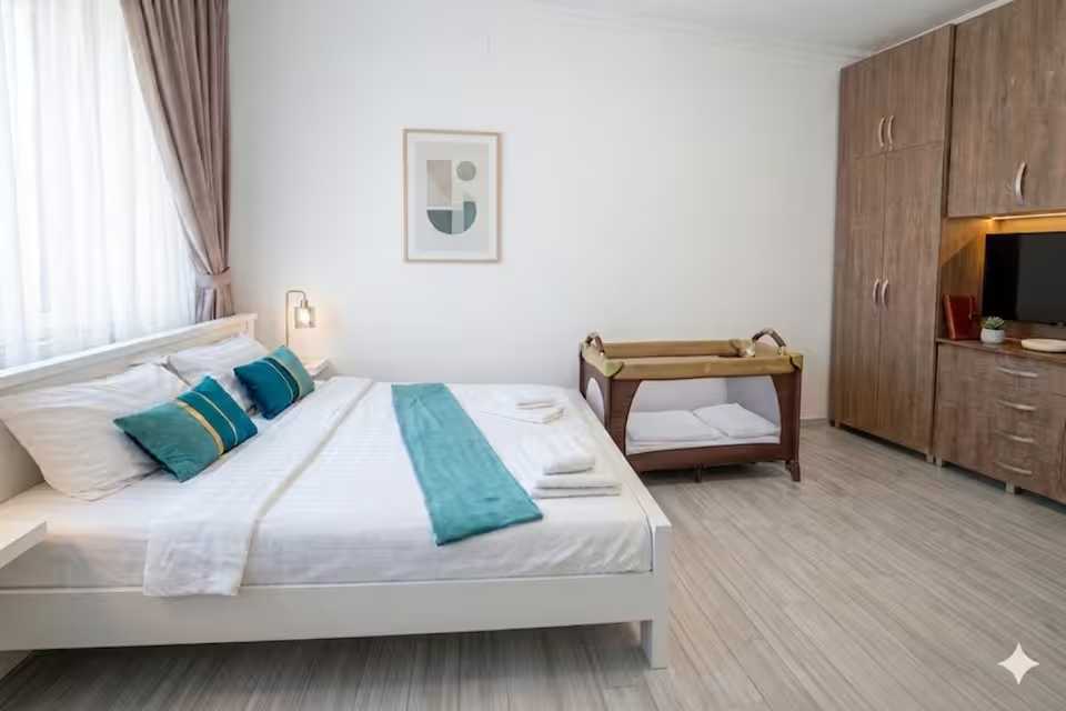 Una camera da letto con un letto e una culla per bambini — monolocale a Oradea