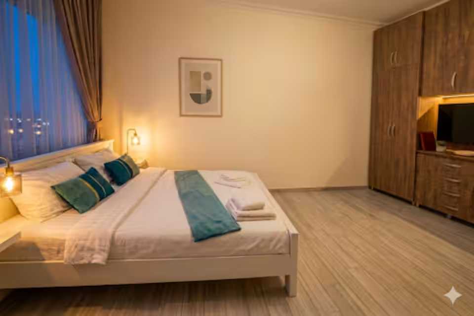 Una camera con letto e un'immagine sul muro — monolocale a Oradea