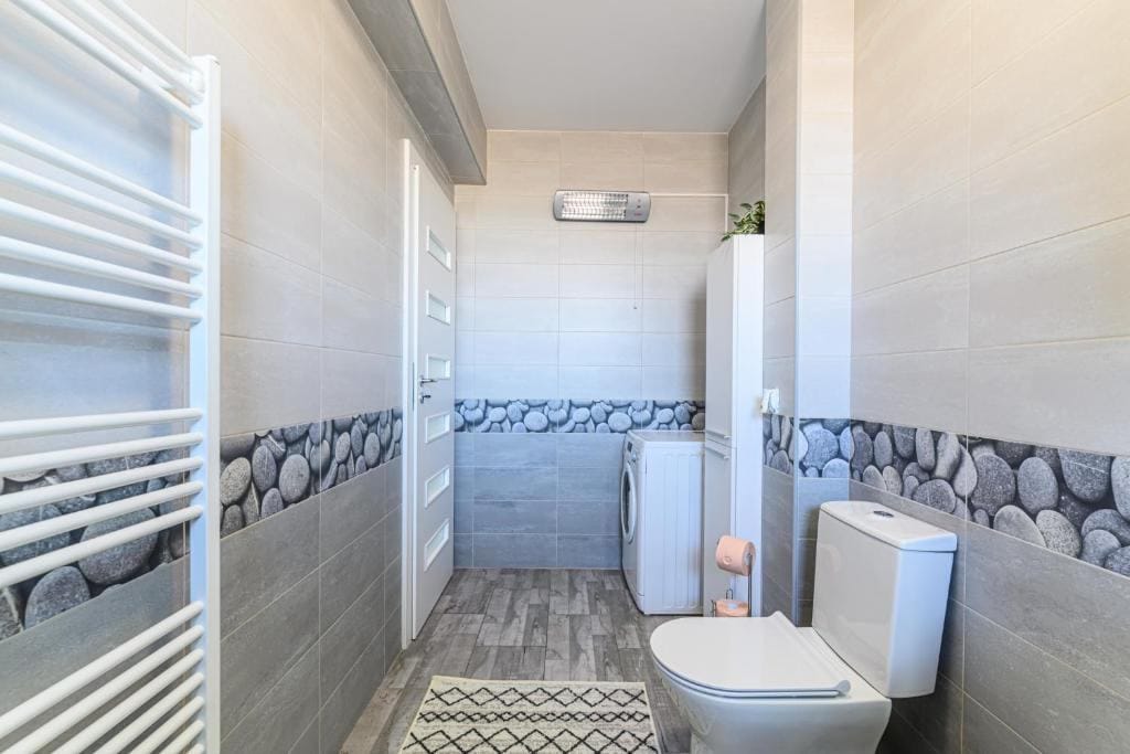 Un bagno con WC e doccia — appartamento a Brașov