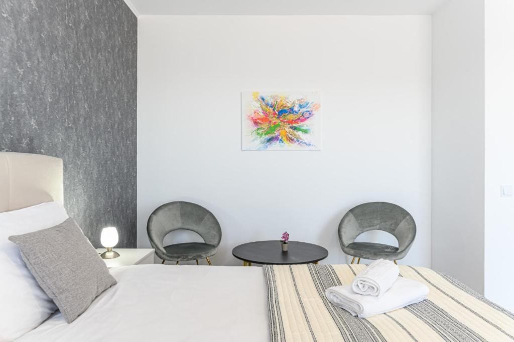 Una camera con un letto, un tavolo e una sedia — appartamento a Brașov