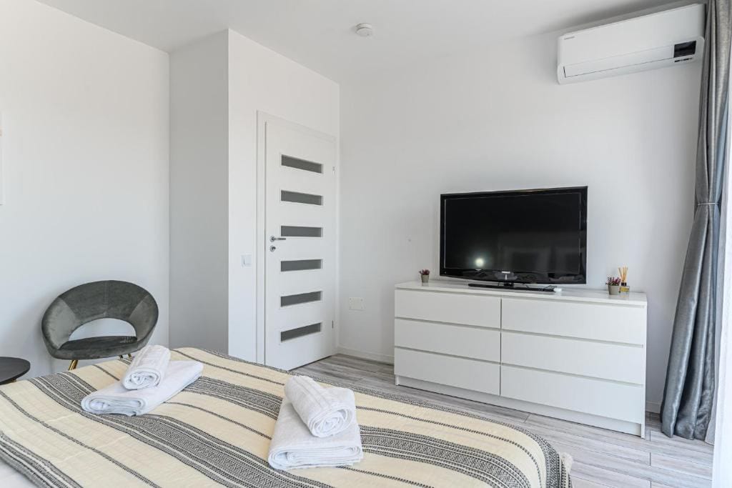 Una camera con letto, TV e finestra — appartamento a Brașov
