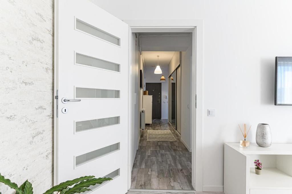 Una porta bianca con vista su un corridoio — appartamento a Brașov