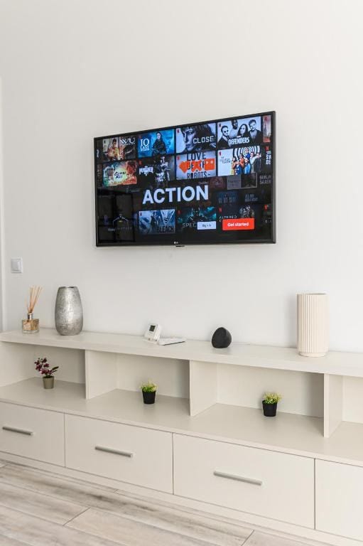 Soggiorno con TV a schermo piatto — appartamento a Brașov