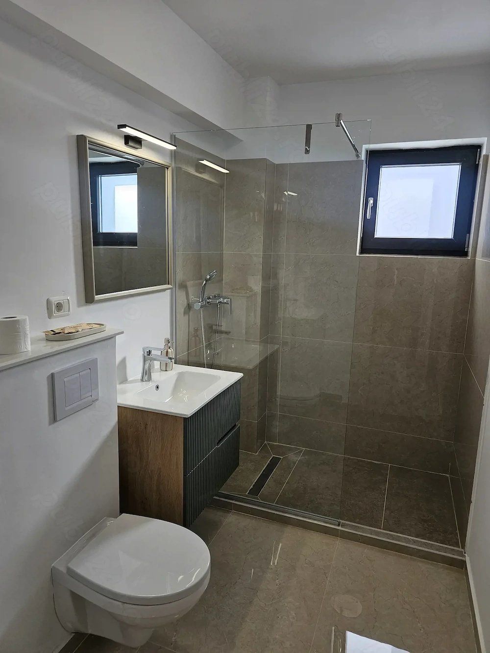 Un bagno con bagno e doccia