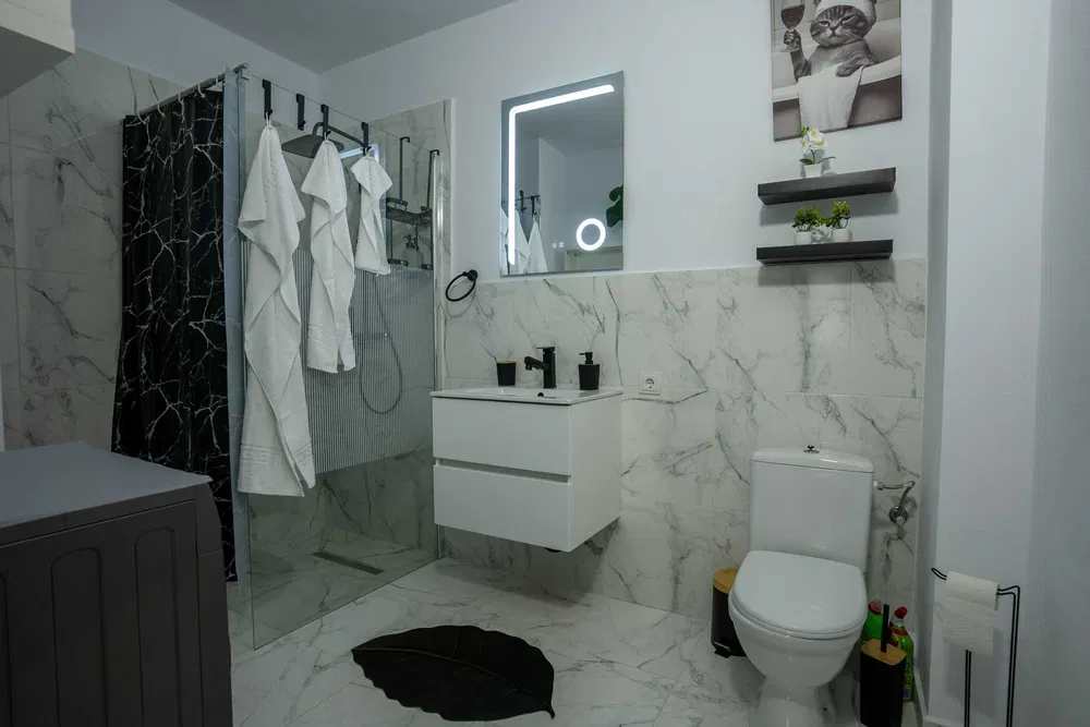 Un bagno con bagno e doccia