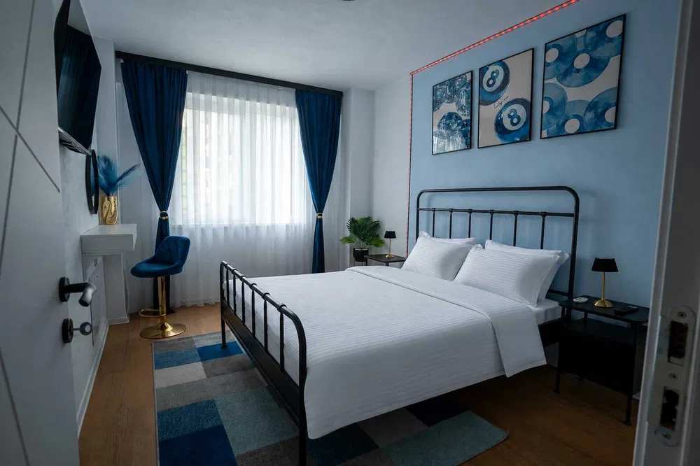 Una stanza con un letto, una sedia e una finestra