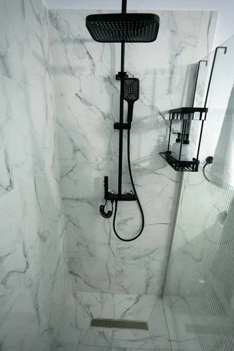 Un bagno con doccia e bagno