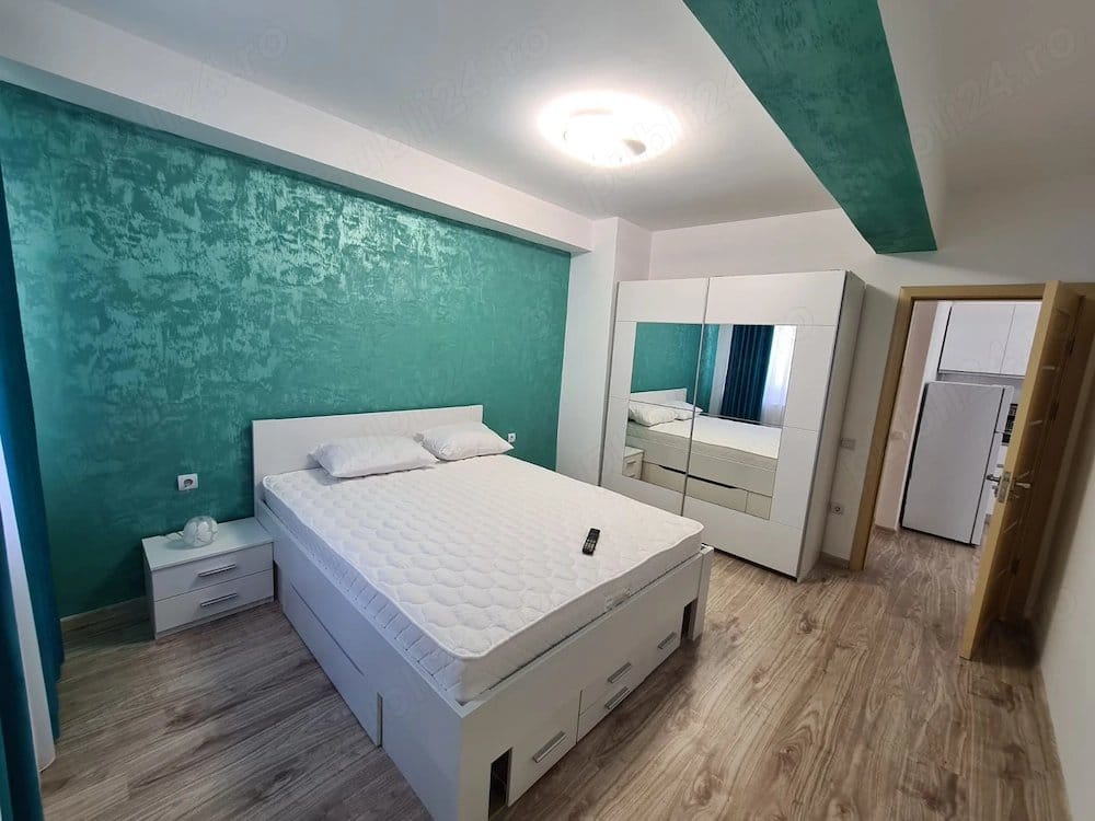 Una camera con letto e specchio