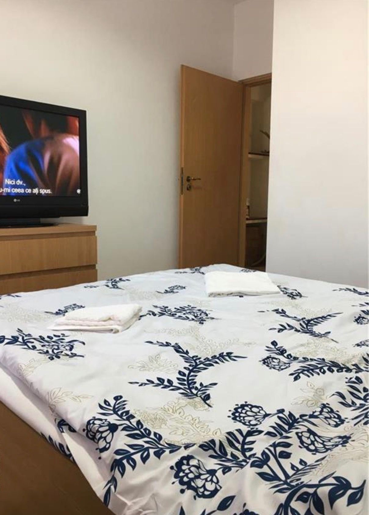 Una camera con letto e TV