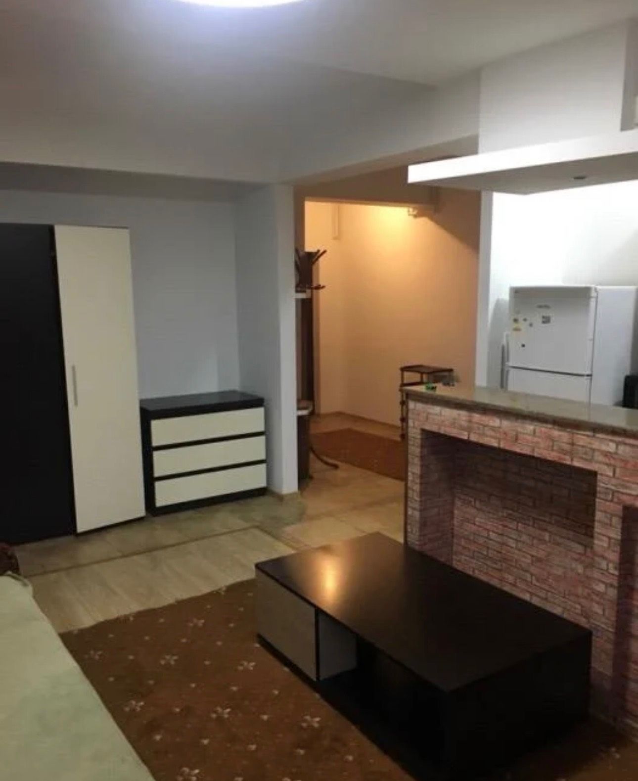 Una camera da letto con un camino e un tavolo