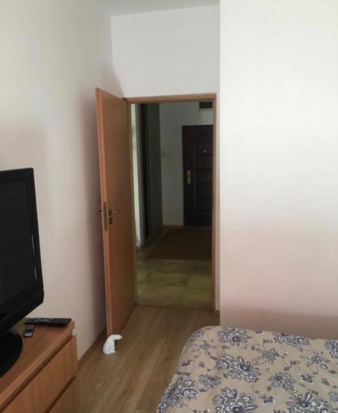 Una camera con letto e TV